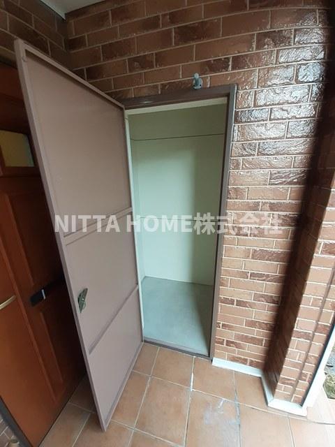 その他設備　玄関横には外部トランク付き◎