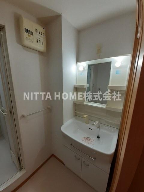 洗面設備　シャワー付きの洗面台朝の準備も楽々です！