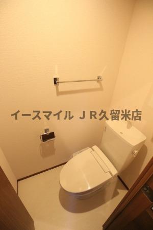 トイレ　落ち着いた色調のトイレです