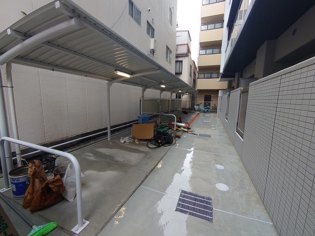 駐車場　敷地内の屋根付き駐輪場です。
