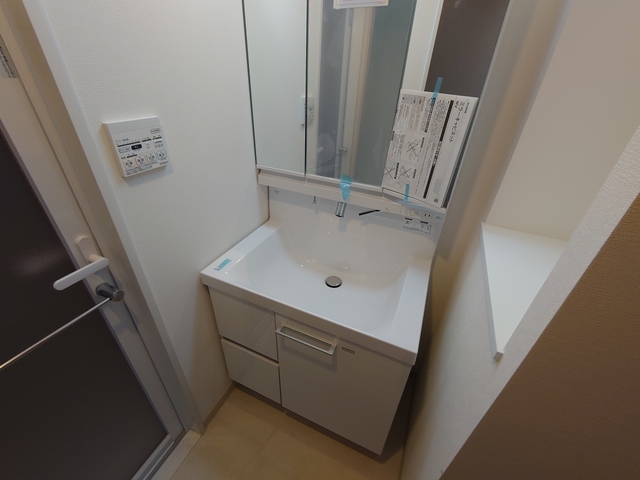 洗面設備　3面鏡付き洗面化粧台です。