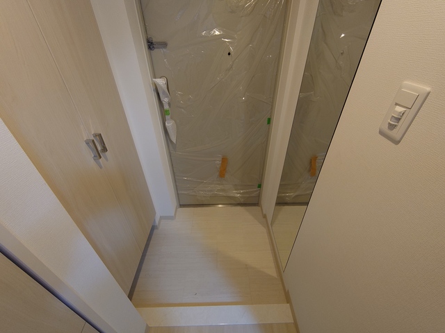 玄関　大きな鏡付きの玄関です。