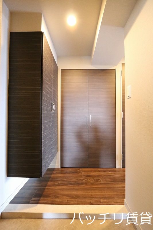 玄関　※同型タイプ写真の為、現状優先。