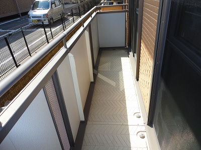 バルコニー　日当たりの良いベランダ