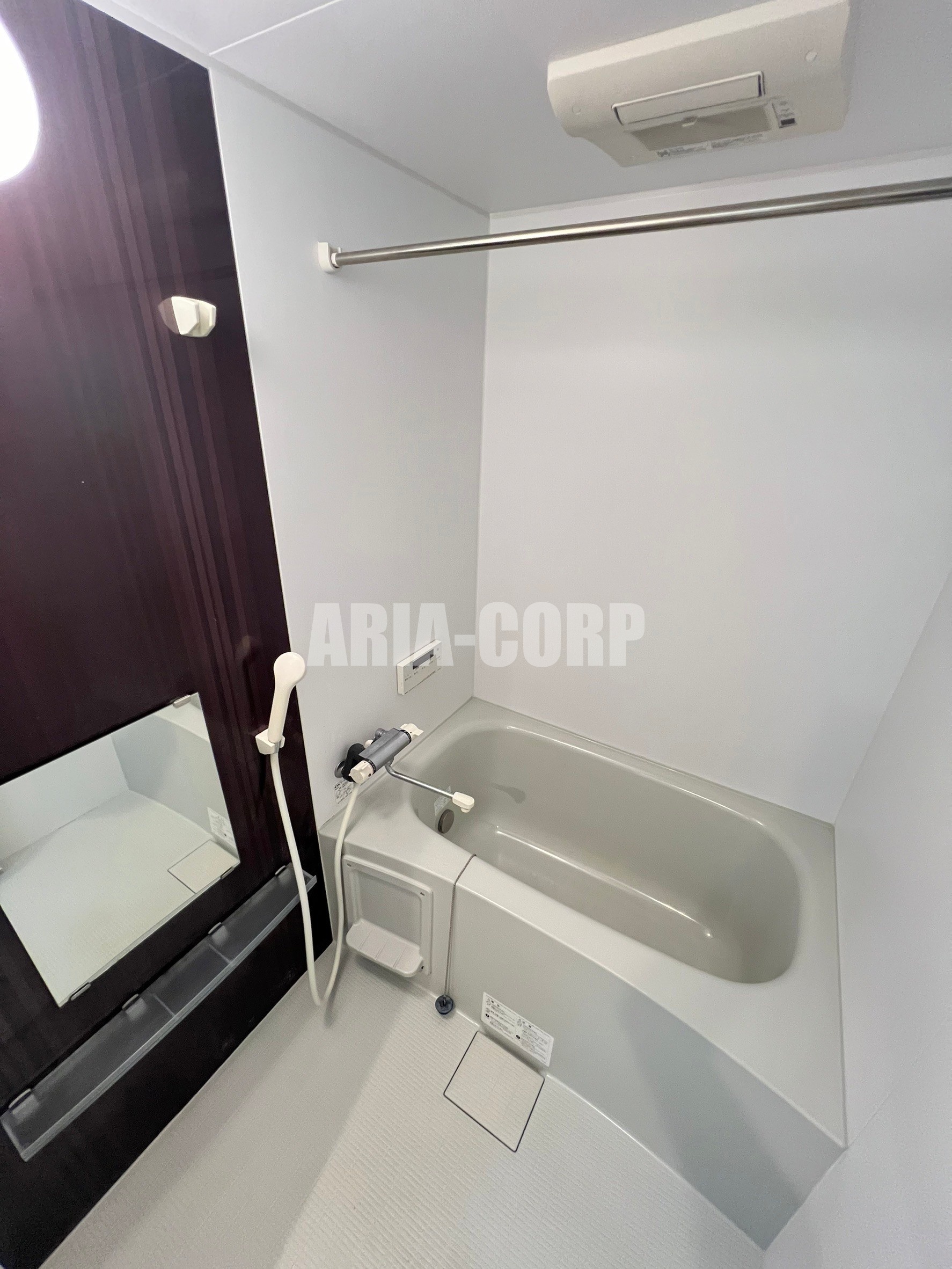 バス・シャワールーム　追焚き浴室乾燥付。カラーパネル採用でお洒落なバスルームです。