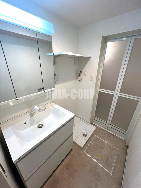 洗面設備　ゆとりある脱衣所スペース！三面鏡タイプの独立洗面台です！