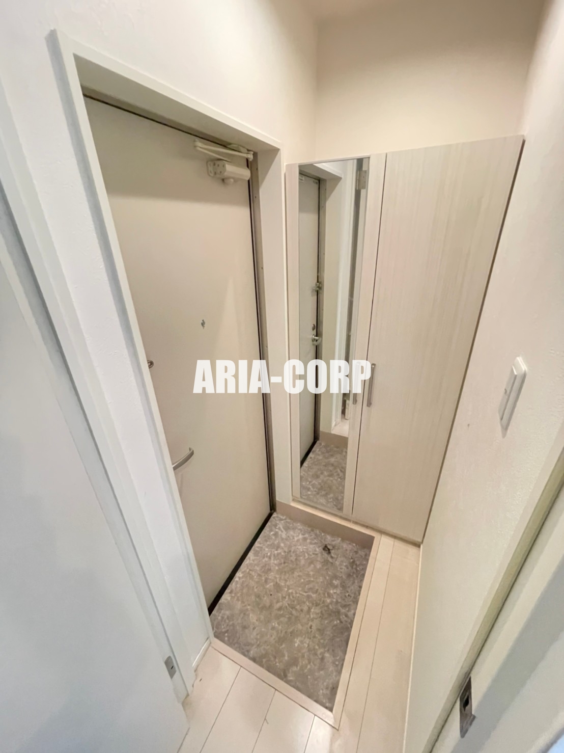 玄関　大型シューズBOX付き。嬉しい姿見も標準装備です♪