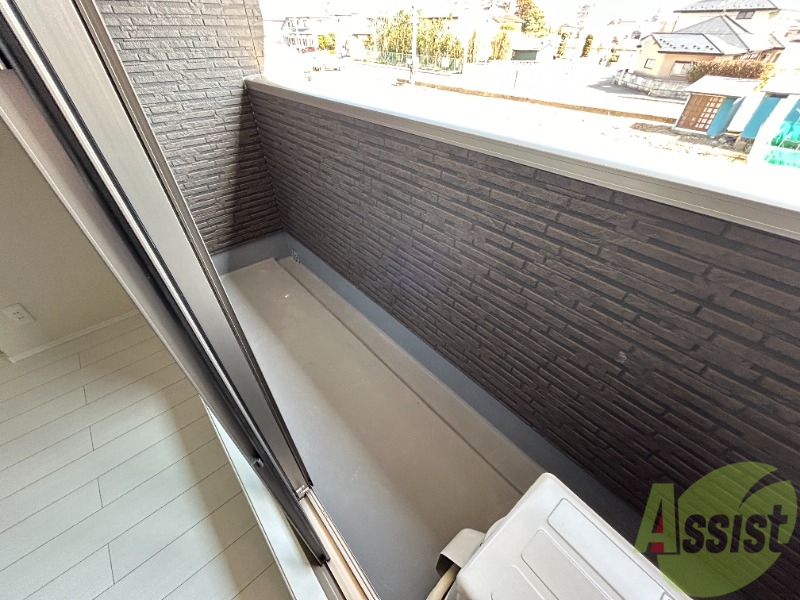 バルコニー　バルコニーは幅もしっかりあって洗濯物がはかどりそうですね。