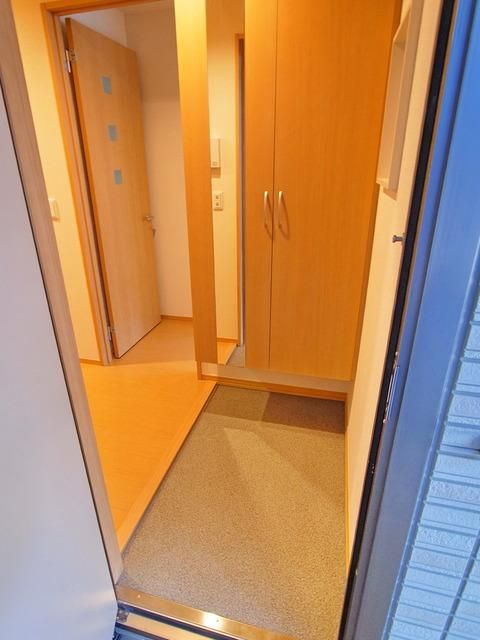 玄関　☆下駄箱には鏡も付いてるのでチェックできますね