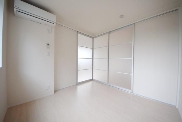 居室・リビング　仕切りをずらして広々使えます