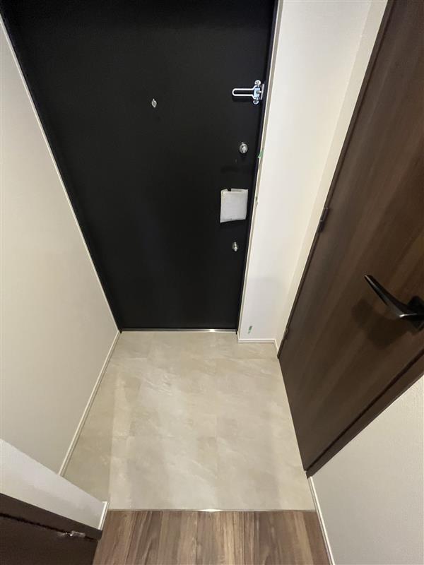 玄関　※同タイプ参考写真です（カラータイプが異なる場合がございます