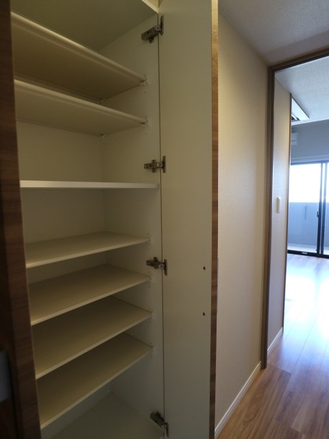 玄関　※同間取り別室参考写真