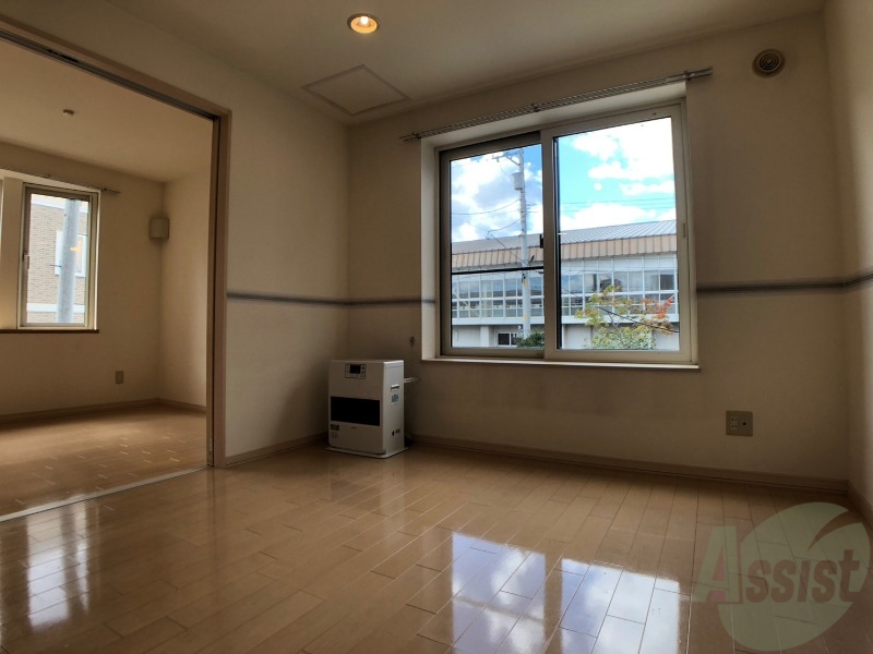 居室・リビング　日当たりが良くて心地よく過ごせそうなお部屋です。