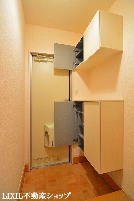 玄関　玄関ホールと玄関収納です。