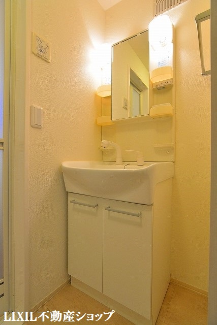 洗面設備　シャワー付洗髪洗面台です。