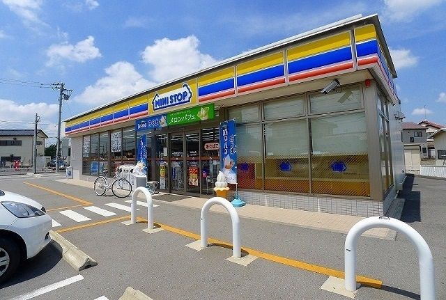 コンビニ　ミニストップ（コンビニ）まで550m