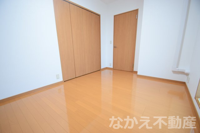 その他部屋・スペース　落ち着いた色調の寝室です