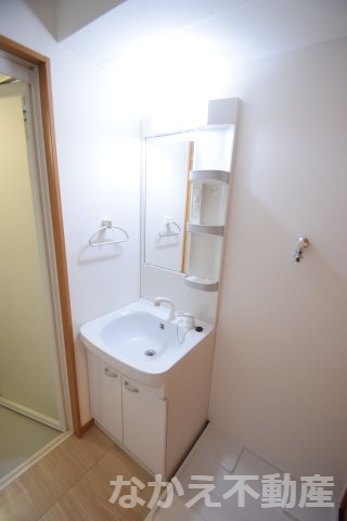 洗面設備　明るい洗面所です