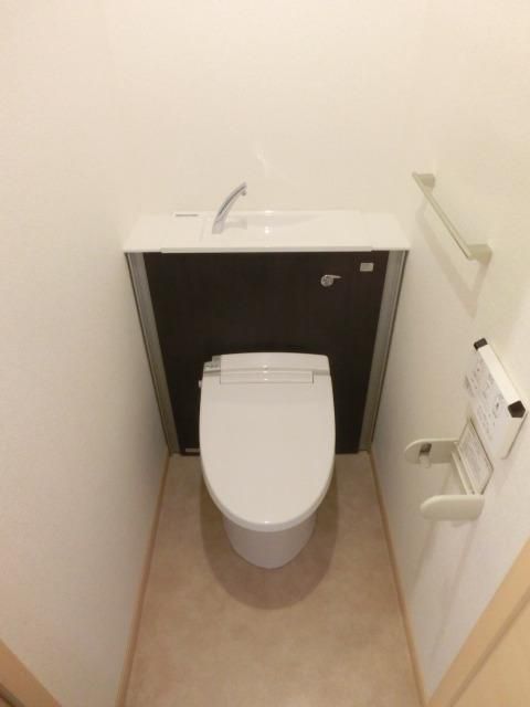 トイレ　最新式、きれいなトイレ