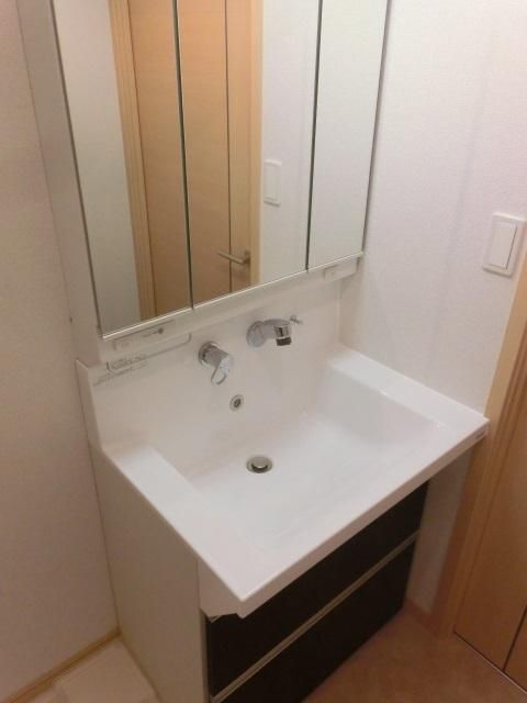 洗面設備　シャンプドレッサー付きれいな洗面台