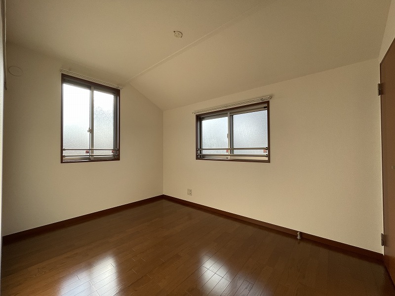 その他部屋・スペース　2階・角部屋二面採光洋室5.7帖のお部屋です！ベッドを置いて