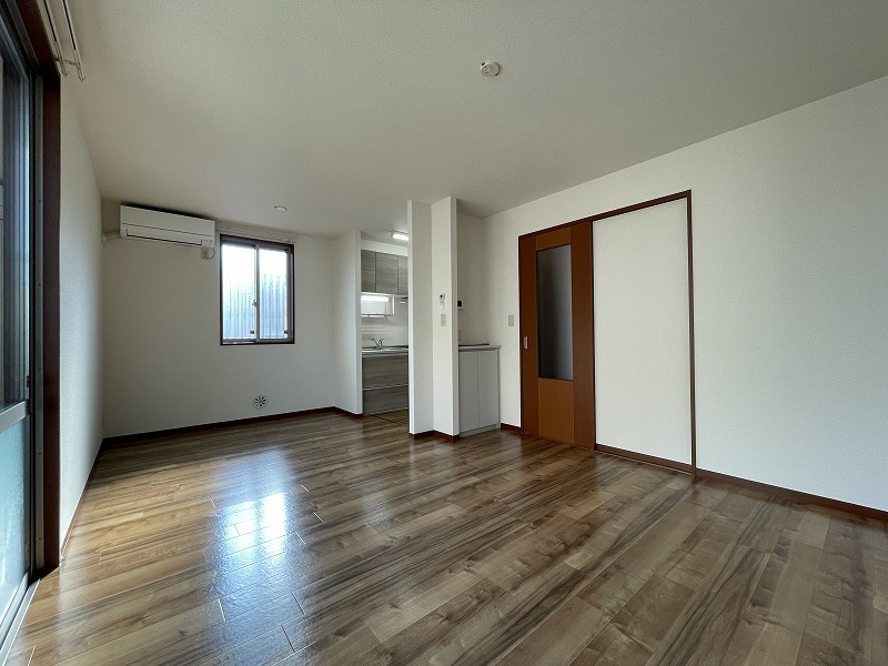 居室・リビング　1階・専用庭に繋がる南向き角部屋二面採光13.1帖のリビング