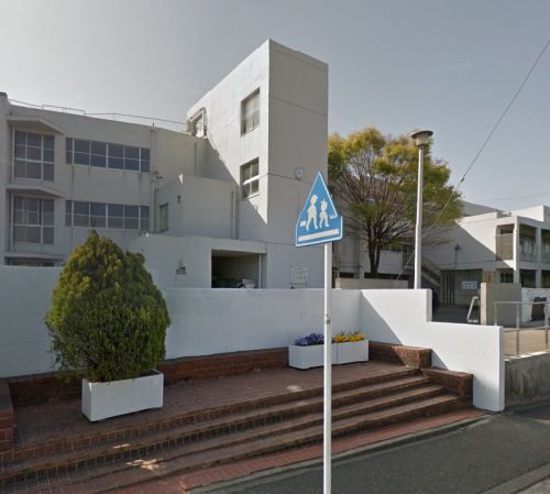 中学校　横浜市立川和中学校（中学校）まで941m