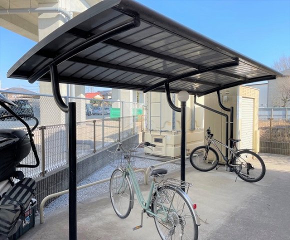 その他　屋根付き駐輪場完備