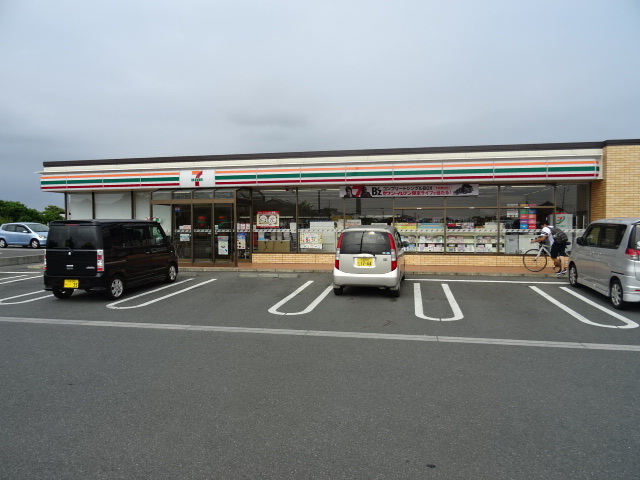 コンビニ　セブンイレブン（コンビニ）まで674m