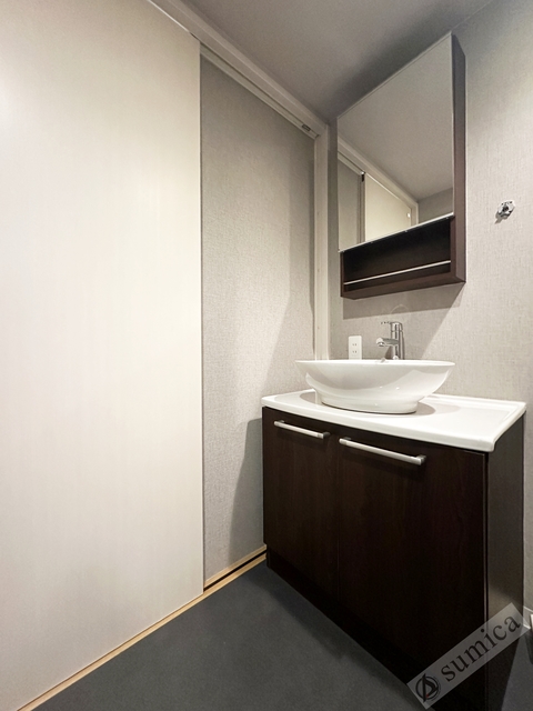 洗面設備　オシャレなデザイン洗面台です♪♪