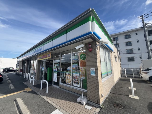 コンビニ　ファミリーマート　宝塚山本野里店（コンビニ）まで738m