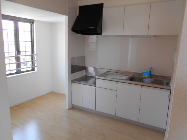 キッチン　ガスコンロ（２口）対応・横（東面）に換気採光窓有り