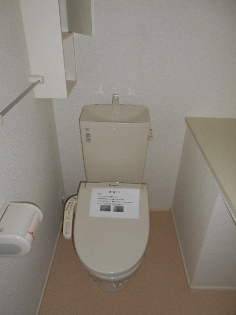 トイレ　温水洗浄便座完備・小物収納棚あり