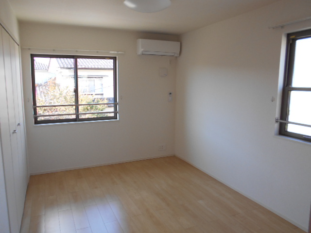 その他部屋・スペース　西側寝室（エアコン完備）・北面に換気採光窓有り