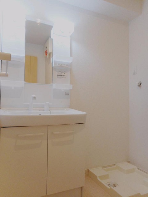 洗面設備　シャワー付洗面化粧台・屋内洗濯機置場完備