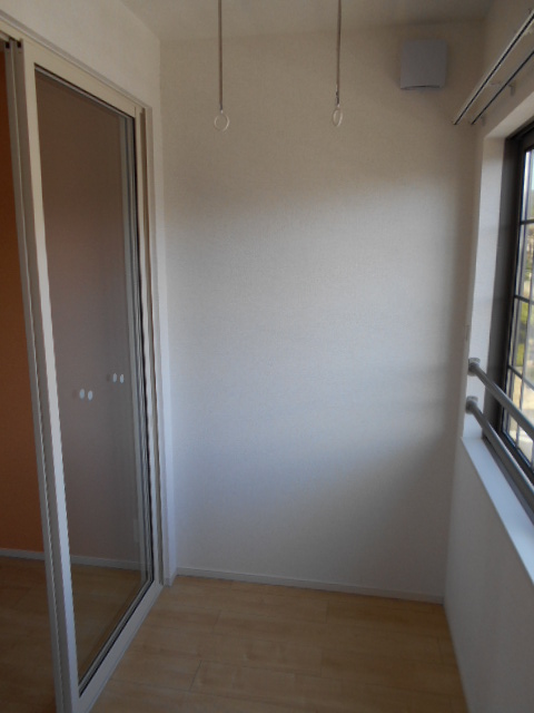 バルコニー　東面サンルーム（２．３畳）・照明設備あり