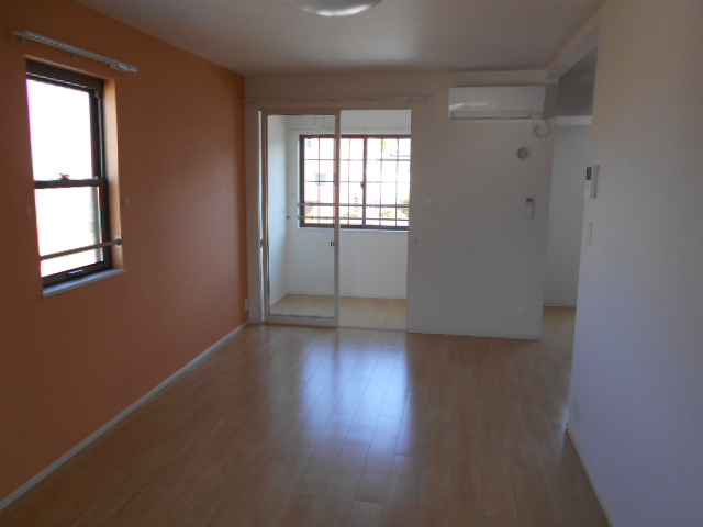 居室・リビング　東面リビング（エアコン完備）・北面に換気採光窓有り