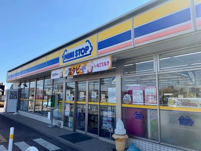 コンビニ　ミニストップ万町店（コンビニ）まで550m