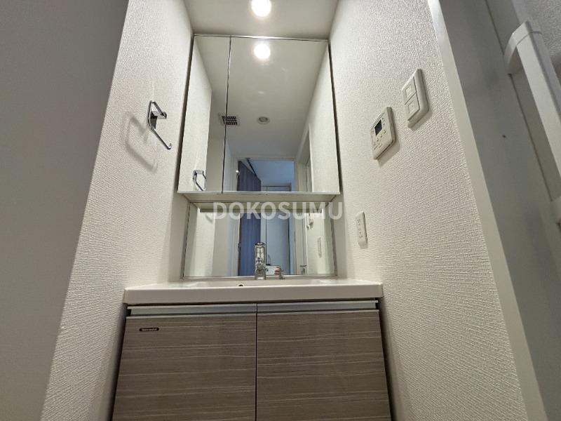 洗面設備　忙しい朝もスムーズに。使いやすさを追求した清潔な洗面空間。