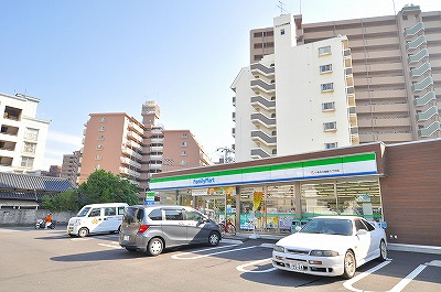 コンビニ　ファミリーマート 小倉北三萩野1丁目店（コンビニ）まで120m