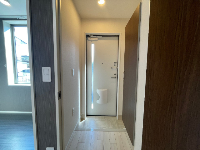 玄関　参考写真でございます。