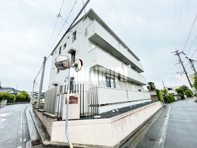 建物外観　敷地が高いので人や車からの目線から外れます。