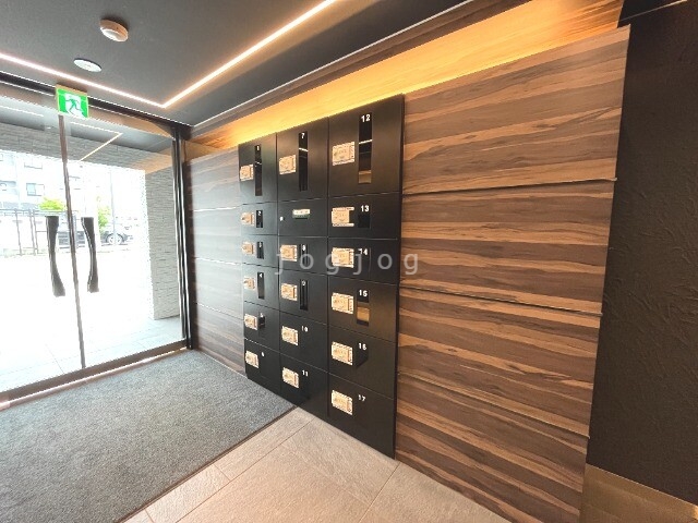 エントランス　宅配ボックス有、オートロック