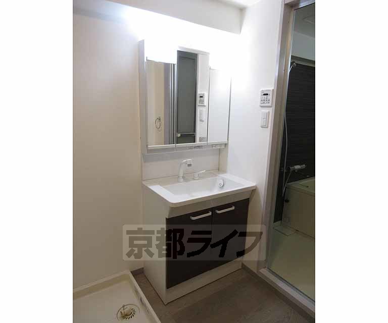 洗面設備　収納できる独立洗面台です