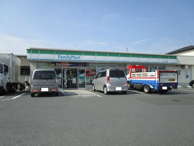 コンビニ　ファミリーマート（コンビニ）まで640m