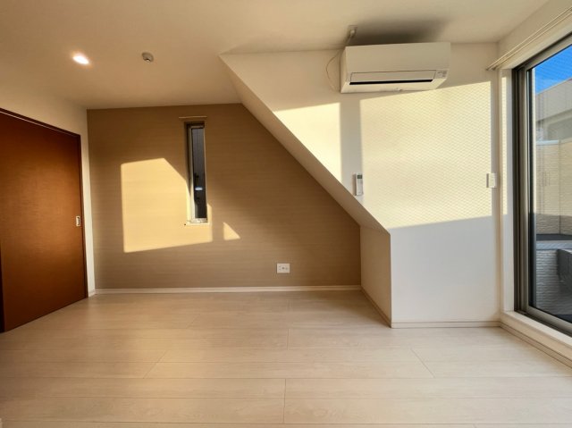 居室・リビング　別号室の写真です。ご参考までに