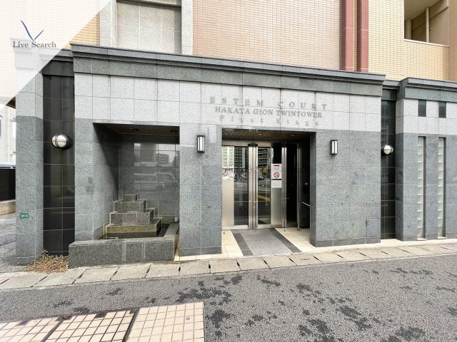 エントランス　落ち着いたエントランスです