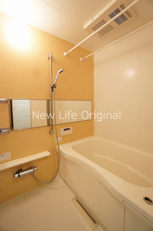 バス・シャワールーム　ゆったりとした浴室。