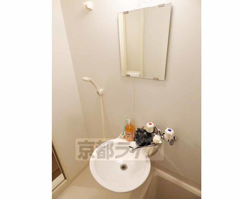 洗面設備　清潔感のある洗面台。