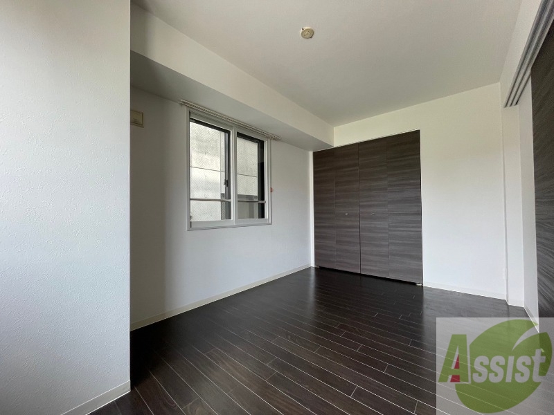 その他部屋・スペース　寝室はこちらです。光が差し込む、温かみのあるお部屋です。